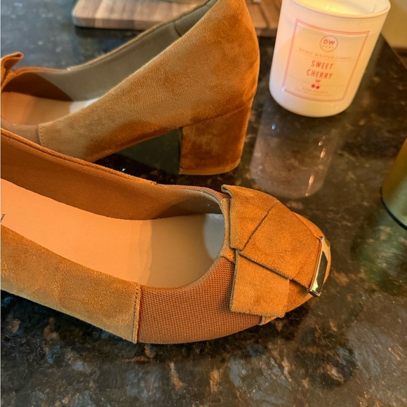 Benassal Elegant Tan Block Heel Pumps - Picture 5 of 6